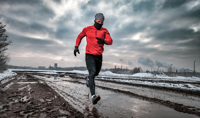 Da zaščitite svojo zmogljivost in zdravje na mrazu, se primerno oblecite in primerno ogrejte. FOTO: Shutterstock