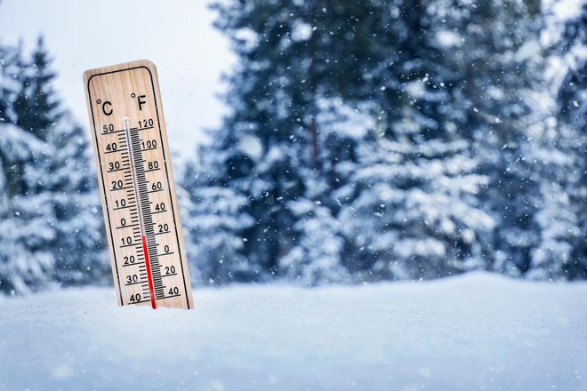 Če se padec temperature stopnjuje, se lahko začne nižati tudi temperatura v mišicah, zato je ogrevanje pred vsakršno športno aktivnostjo na mrazu nujno. FOTO: Krasula/Shutterstock