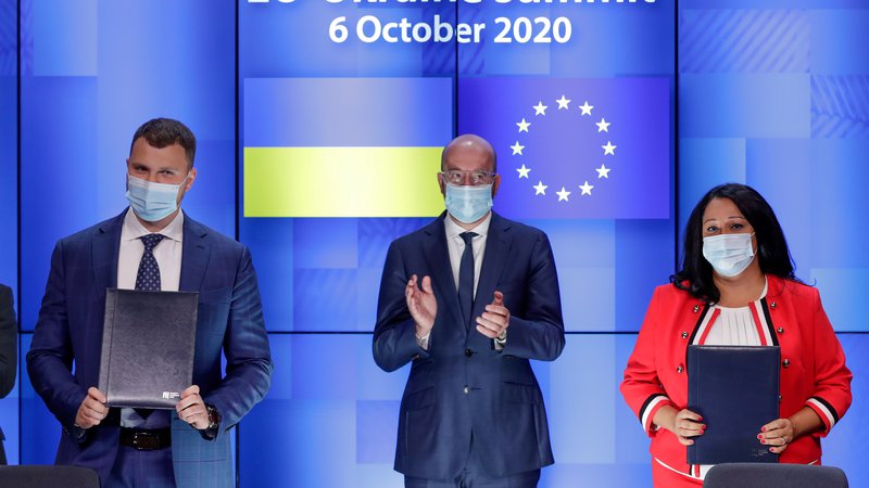 Fotografija: Podpredsednica EIB Lilijana Pavlova (desno) je prepričana, da bo EU lahko dosegla cilje, če bomo enotni in bo več sinergije med podjetji, institucijami in vladami. Foto Stephanie Lecocq/Reuters