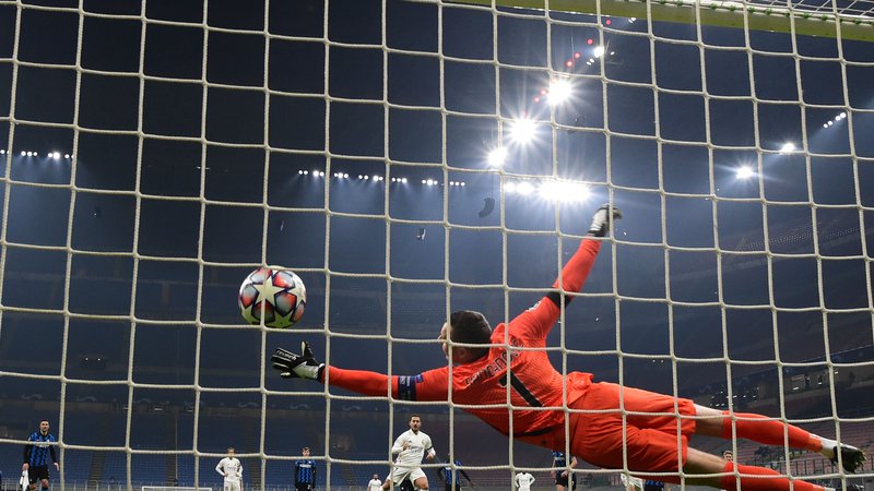 Fotografija: Realovi nogometaši so dvakrat premagali Samirja Handanovića. FOTO: Miguel Medina/AFP