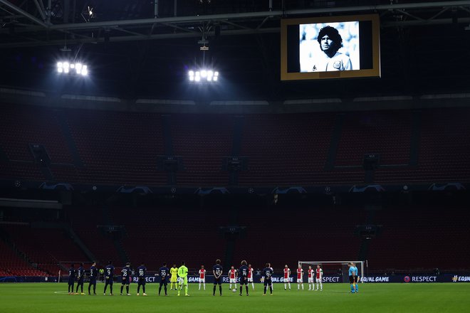 Na dan smrti Maradone so se na tekmah pod okriljem UEFA z minuto molka poklonili argentinski legendi. FOTO: Kenzo Tribouillard/AFP