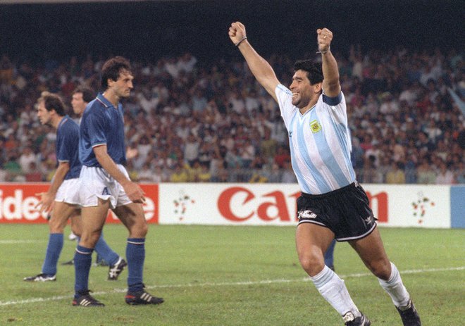 Diego Maradona je zaznamoval zgodovino svetovnih prvenstev kot malokateri nogometaš, tudi leta 1990 je igral v finalu mundiala v Italiji, ko je resda zmagala Nemčija. FOTO: Daniel Garcia/AFP