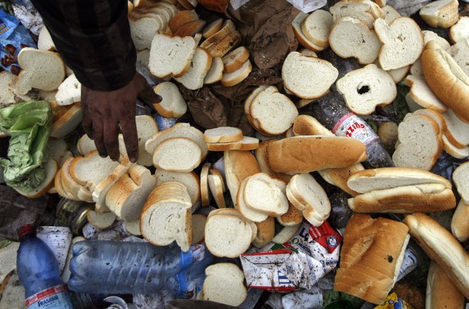 Desetina odpadne hrane je izvirala iz distribucije in trgovin z živili. FOTO: Damir Sagolj/Reuters