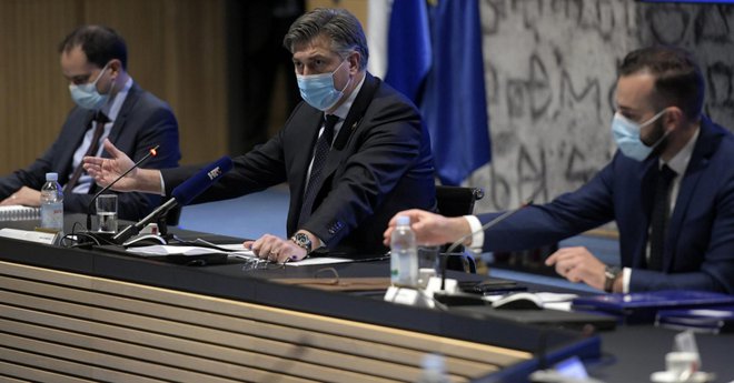 Hrvaško vlado (premier Andrej Plenković na sredini) vse bolj skrbi vse več bolnikov, ki potrebujejo bolnišnično zdravljenje. FOTO: Bruno Konjević/Cropix