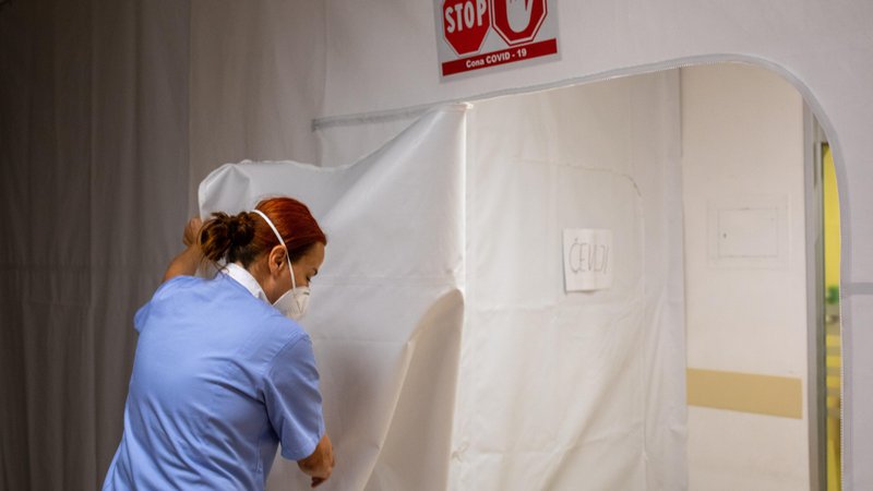 Fotografija: V bolnišnicah je več kot 130 okuženih bolnikov. FOTO: Voranc Vogel/Delo