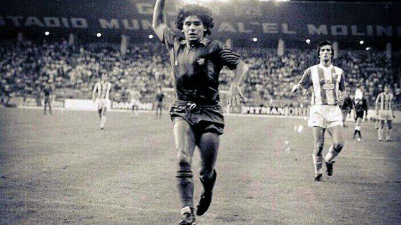 Fotografija: Samo deset minut so igrali in Maradona je dal gol. Najbrž na stadionu ni bilo niti enega navijača Barcelone, a vseeno se je zdelo, kot bi dala gol Crvena zvezda. FOTO: Arhiv Crvene zvezde