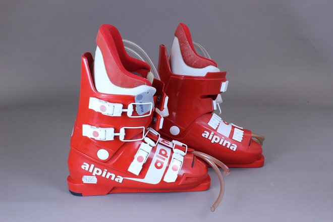 Model pancerjev Alpina Alfa je prišel na trg v sezoni 1987/88. Skozi cevke, ki izhajajo iz čevlja, je serviser vbrizgal dvokomponentno poliuretansko peno v tekočem stanju. Čevelj se je tako oblikoval po obliki uporabnikove noge, s čimer so dosegli optimalen oprijem, so dosežek opisali v tehniškem muzeju. FOTO: Jaka Blasutto