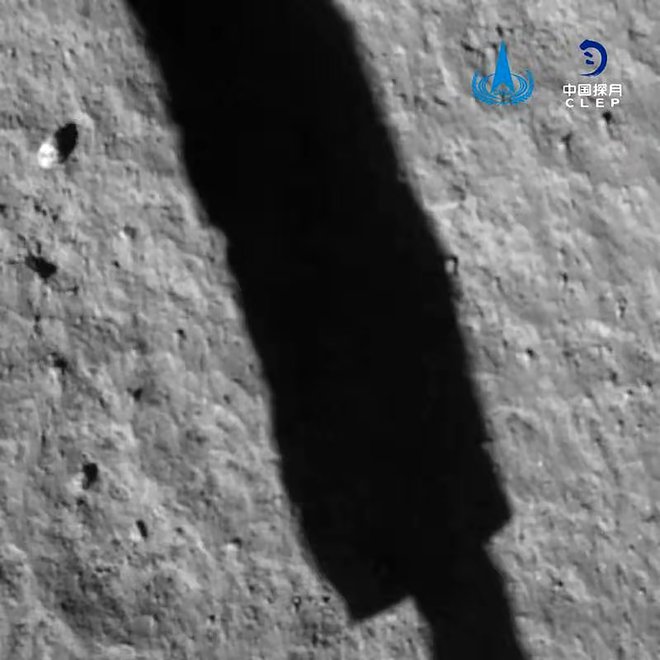 Kitajska vesoljska agencija je objavila fotografijo, ki jo je posnela sonda Chang'e 5 ob pristanku na Luni 1. decembra letos. FOTO: China National Space Administration (CNSA)/CNS/AFP