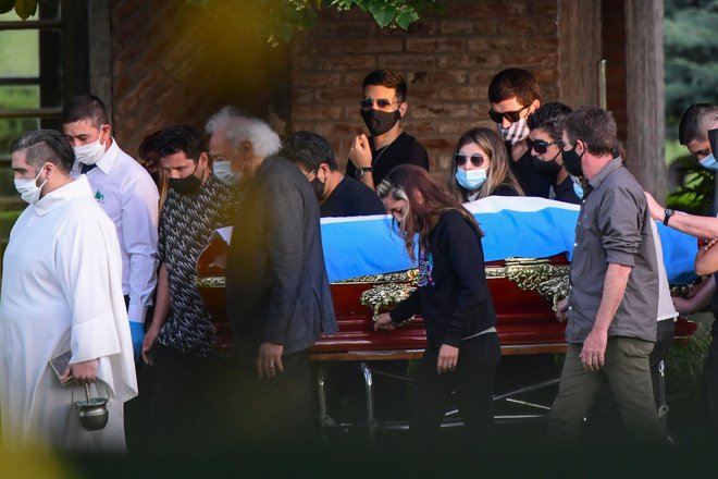 V ožjem družinskem krogu in prijateljev, med katerimi je bil tudi Maradonov največji zaupnik in zastopnik Guillermo Coppola (levo), so pokopali slavnega nogometaša. FOTO: Agustin Marcarian/Reuters
