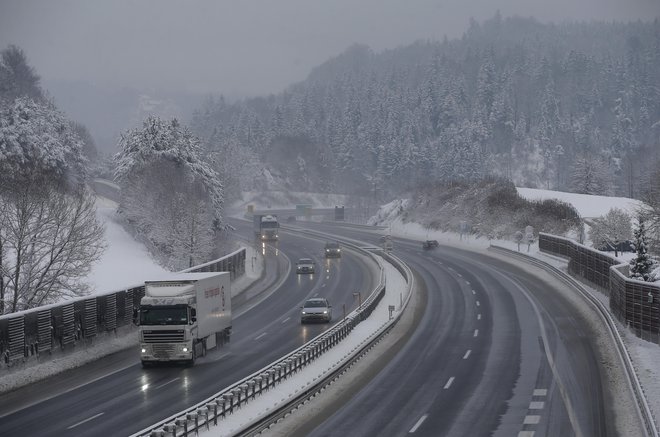 Razmere na dolenjski avtocesti pri Grosupljem. FOTO: Matej Družnik/Delo