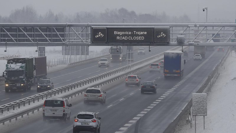 Fotografija: Zaradi prometne nesreče  v predoru Trojane je zaprta štajerska avtocesta med priključkoma Blagovica in Trojane proti Mariboru. FOTO: Leon Vidic/Delo
