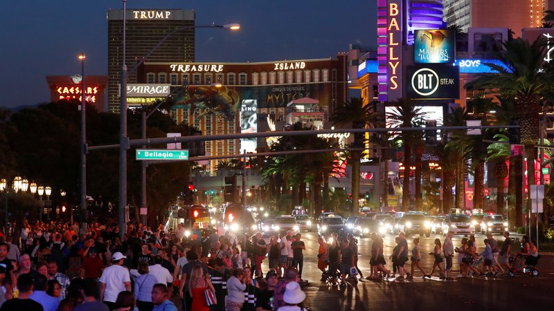 Fotografija: Las Vegas Boulevard, bolj znan kot Las Vegas Strip, je šest kilometrov in pol dolga ulica, ob kateri si sledijo najznamenitejši hoteli in kazinoji. Pravijo, da je Strip najbolj oblegan prostor na planetu, celo bolj od Meke. FOTO: Mike Blake/Reuters