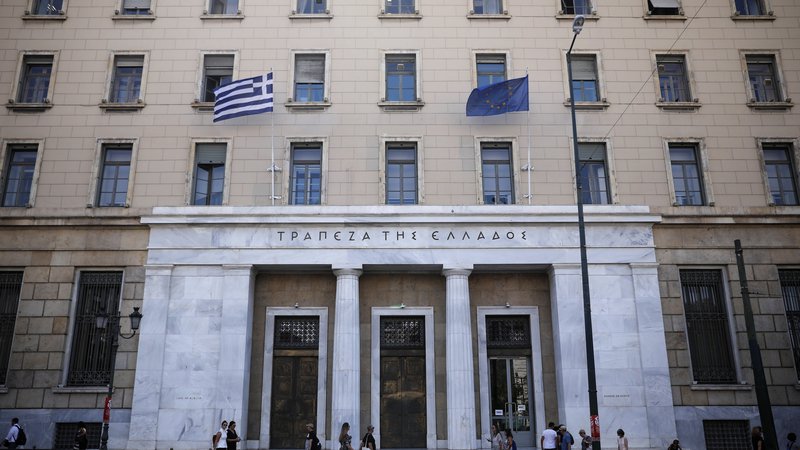 Fotografija: Neomejene količine svežega denarja iz ECB povečujejo navdušenje vlagateljev tudi za posojanje Grčiji.
FOTO: Alkis Konstantinidis/Reuters