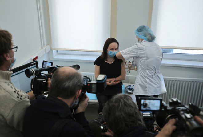 Rusija je cepivo registrirala že avgusta, še preden se je začela tretja faza kliničnega preizkušanja. Njegova učinkovitost je po besedah tistih, ki so ga razvili, 95-odstotna. FOTO: Maxim Shemetov/Reuters