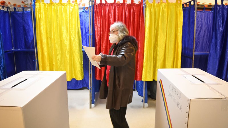 Fotografija: V nedlejo so v Romuniji potekale parlamentarne volitve. FOTO: Daniel Mihailescu/AFP