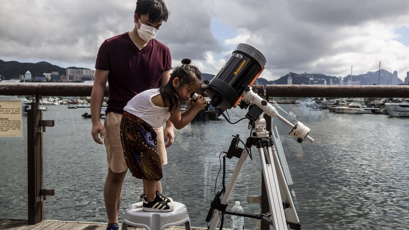 Fotografija: S sodobnimi teleskopi in instrumenti vidimo daleč nazaj v preteklost, ko je bilo vesolje še zelo mlado. FOTO: Isaac Lawrence/AFP