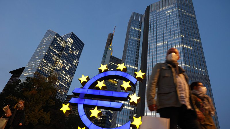 Fotografija: ECB je prilagodila svoje ukrepe poslabšanim gospodarskim in epidemiološkim razmeram. FOTO: Yann Schreiber/AFP