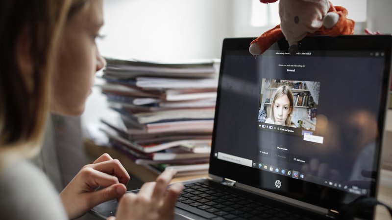 Fotografija: Starši naj poskušajo razumeti, kaj otrok na spletu išče in počne, naj pokažejo iskreno zanimanje za njegov svet. FOTO: Uroš Hočevar