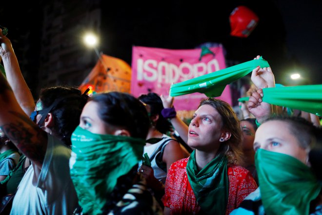 Podporniki pravice do izbire za splav so se v času razprave v kongresu zbrali na ulicah prestolnice. FOTO: Agustin Marcarian/Reuters