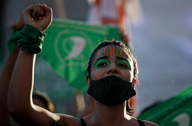 Zelena trikotna rutica je simbol Nacionalne kampanje za pravico do zakonitega, varnega in brezplačnega splava. FOTO: Emiliano Lasalvia/AFP