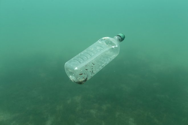 Plastika je med najpogostejšimi in najtrajnejšimi odpadki v morju.<br />
FOTO: Antonio Bronic/Reuters