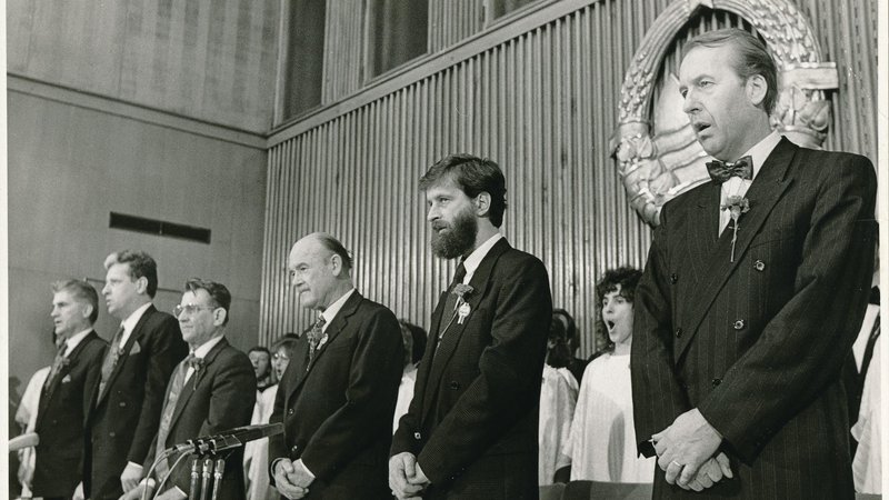 Fotografija: Razglasitev rezultatov osamosvojitvenega plebiscita 26. decembra 1990, v sredini dr. France Bučar, predsednik skupščine in eden od Demosovih strategov FOTO: Joco Žnidaršič