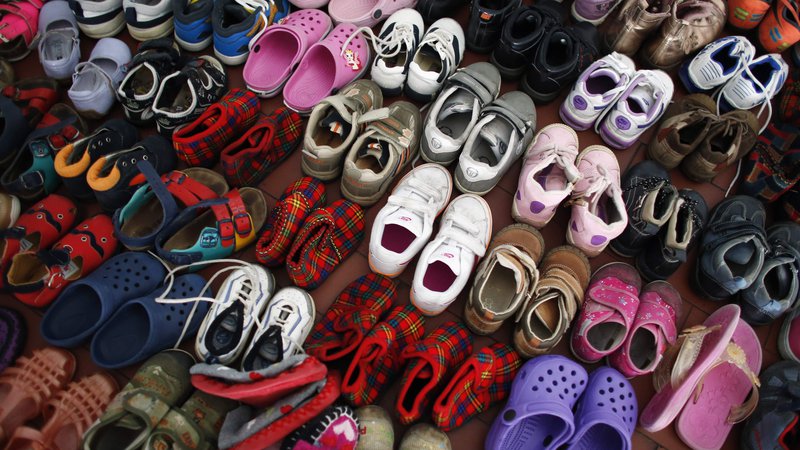 Fotografija: Vsi čevlji ne morejo hoditi v paru. FOTO: Marko Djurica/Reuters