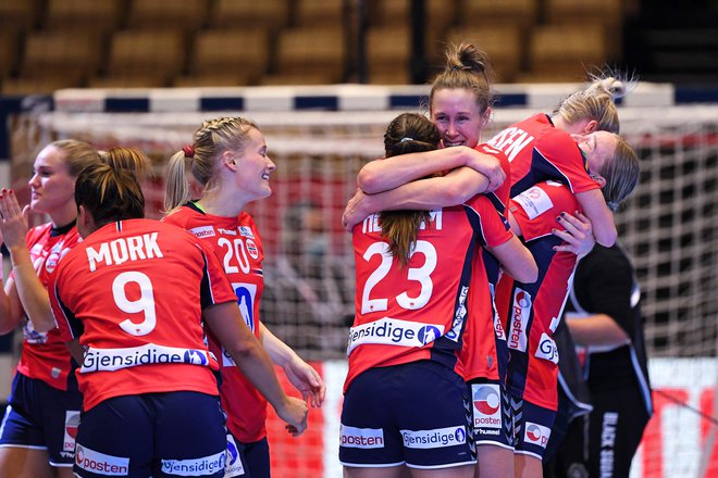Norvežanke so se takole veselile zmage nad Dankami. FOTO: Jonathan Nackstrand/AFP