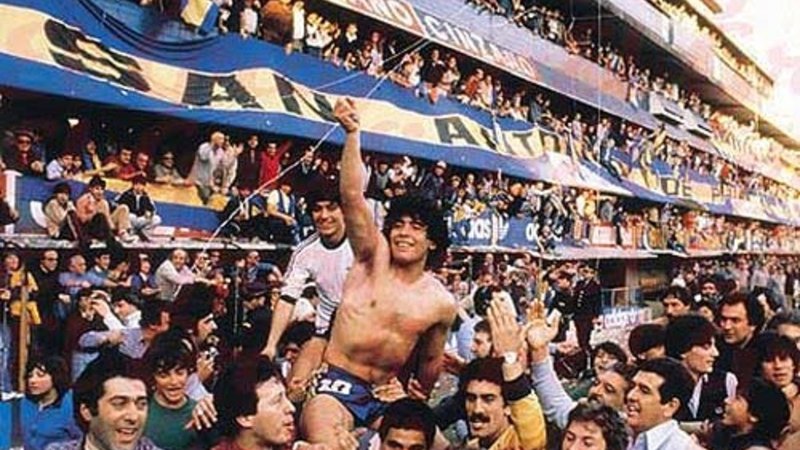 Fotografija: Diego Maradona je takole pristal na rokah navijačev, potem ko je Boca Juniors po petih sušnih letih osvojila argentinsko prvenstvo 1981. FOTO: Wikipedia