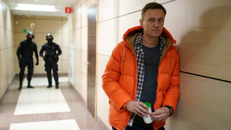 Fotografija: Aleksej Navalni je najvidnejši ruski opozicijski voditelj, njegov rejting vztrajno raste, medtem ko rejtingi Putina in njegovih najožjih sodelavcev že lep čas grdo padajo. FOTO: Dimitar Dilkoff/AFP