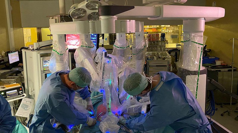 Fotografija: Robot pri operaciji je zmagovalna kombinacija: boljša za pacienta in boljša za kirurga. Foto UKC