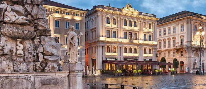 Ena od novih treh italijanskih restavracij z dvema Michelinovima zvezdicama je v Trstu: Harry’s Pic­colo na trgu Edinosti Italije. FOTO: Roberto Pastrovicchio/Harrystrieste
