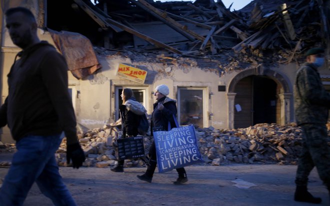 Težko rečemo, koliko ljudi bo ostalo brez strehe nad glavo, pravi Marijana Klanac iz civilne zaščite. FOTO: Blaž Samec/Delo