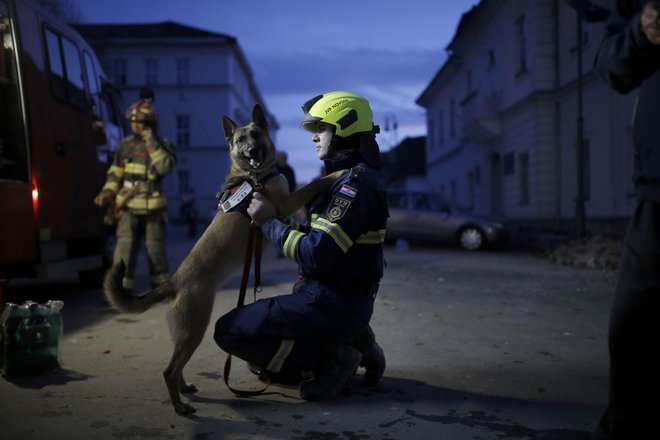V akciji je bilo okoli 500 pripadnikov civilne zaščite, vojska iz petrinjske vojašnice, gasilci in gorski reševalci. FOTO: Blaž Samec/Delo