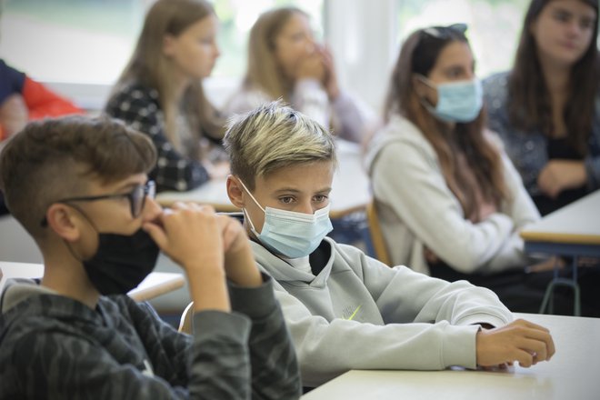 Letošnji prvi šolski dan so zaznamovale maske. Fotografija je nastala na ljubljanski Osnovni šoli Koseze. FOTO: Jure Eržen/Delo