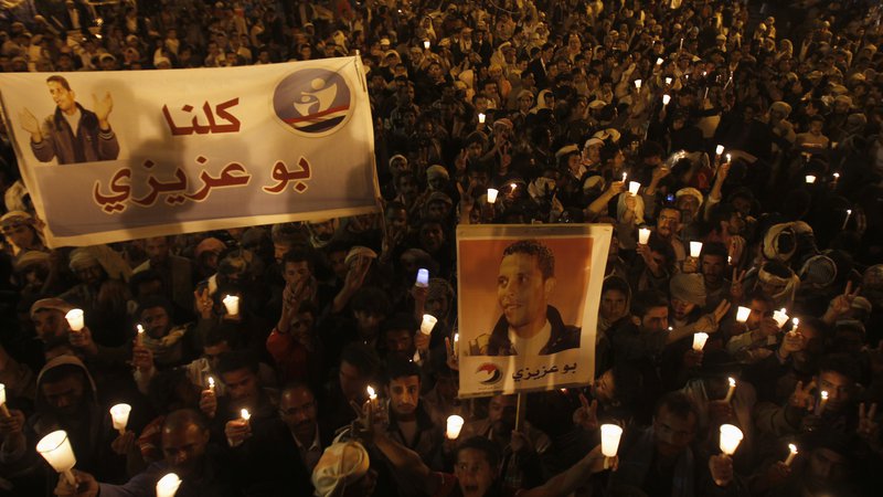 Fotografija: Sredi decembra 2010 se je iz protesta proti arbitrarnosti tunizijske oblasti zažgal mladi poulični prodajalec Mohamed Buazizi. Grozljiva smrt sedemindvajsetletnika, v katerem so mnogi, tudi v Evropi, videli simbol generacije, žrtvovane na oltarju varčevalnih politik, je sprožila verižno reakcijo. FOTO: Khaled Abdullah Ali Al Mahdi/Reuters