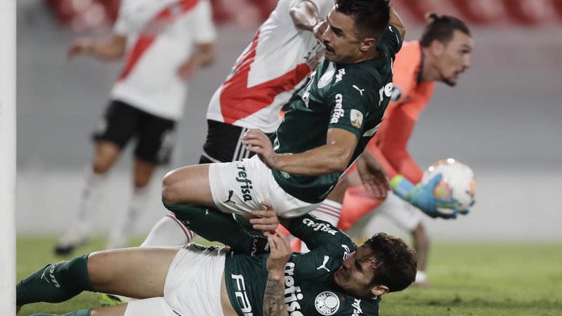 Fotografija: V prvi polfinalni tekmi južnoameriške lige prvakov so nogometaši brazilskega Palmeiras (v zelenih majicah) že v Buenos Airesu stlakovali pot proti finalu. FOTO: Juan Ignacio Roncoroni/Reuters