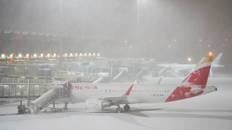 Fotografija: Močna snežna fronta, ki je zajela del Španije, je največ težav povzročila prav v Madridu, od koder se je z letalom v Pamplono že sinoči odpravila nogometna posadka madridskega Reala. FOTO: Juan Medina Reuters
