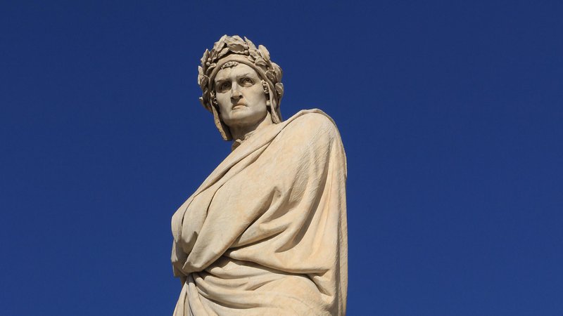 Fotografija: Kljub obupnim poskusom, da bi ­ Dantejeve posmrtne ostanke prenesli v Firence, so se morali meščani iz pesnikovega rojstnega mesta zadovoljiti zgolj s kipom. FOTO Wikimedia