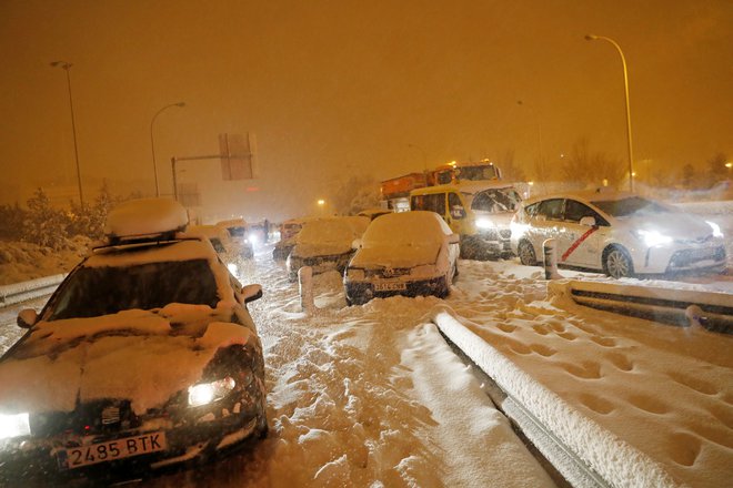 Več sto voznikov je bilo v noči na soboto ujetih na madridskih cestah. FOTO: Susana Vera/Reuters