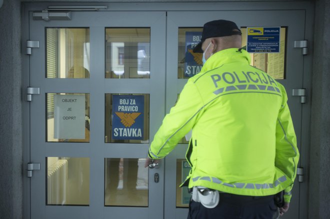 Stavka policistov na postaji prometne policije v Postojni. FOTO: Jure Eržen/Delo