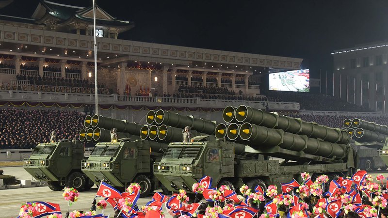 Fotografija: Oktobra je Pjongjang na paradi predstavil tudi balistično raketo dolgega dosega, ki bi lahko potencialno dosegla celinske ZDA. Glede na posnetke jih tokrat niso prikazali. FOTO: KCNA/AFP