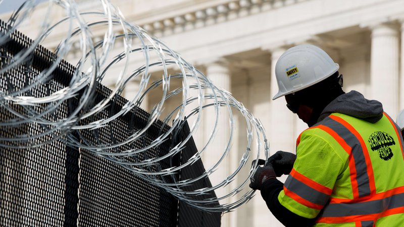 Fotografija: Pred inavguracijo Joeja Bidna ameriški kongres varujeta nacionalna garda in bodeča žica. Foto Liz Lynch/AFP