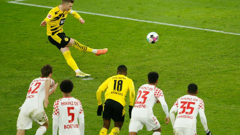 Fotografija: Marco Reus je v 76. minuti zapravil strel z bele točke, ki bi Dortmundu prinesel zmago. FOTO: Leon Kuegeler/AFP