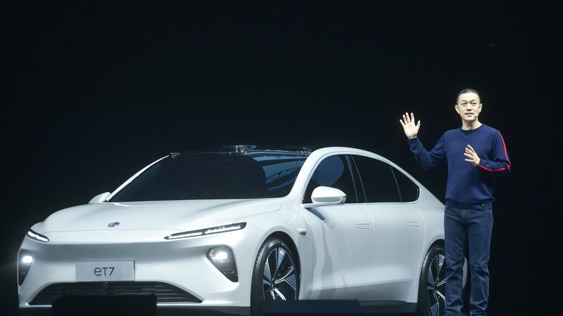 Fotografija: Izvršni direktor znamke William Li Bin predstavlja model nio, najbolj prestižno in po dosegu najzmogljivejšo limuzino tega proizvajalca električnih avtomobilov. Foto STR/AFP