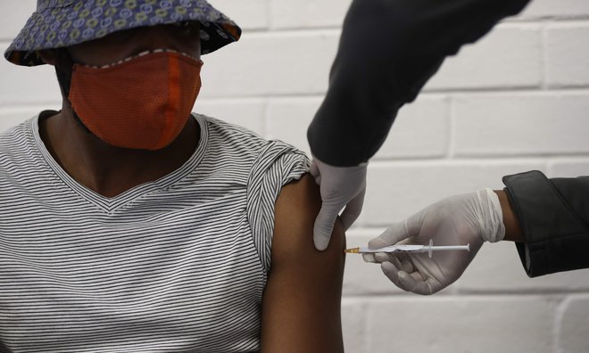 Cepljenje v Južni Afriki. FOTO: Siphiwe Sibeko/AFP