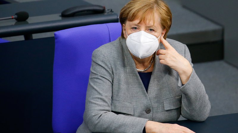 Fotografija: Kanclerka Angela Merkel naj bi danes s predsedniki deželnih vlad dorekla morebitno zaostrovanje protikoronskih ukrepov. Foto Michele Tantussi Reuters