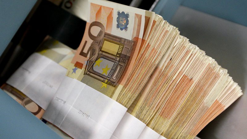 Fotografija: Dolžniško breme v Evropi se povečuje, javni dolg v evrskem območju je povprečno že blizu stotim odstotkom BDP. FOTO:Yves Herman/Reuters