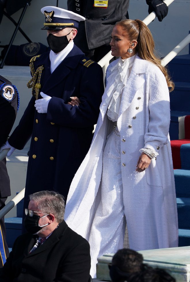 Pevka Jennifer Lopez je sijala v belem, značilni barvi sufražetk.<br />
Foto Kevin Lamarque/ Reuters