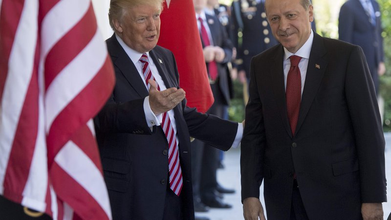Fotografija: Ko je zavrelo, je bila v odnosih ZDA s Turčijo odločilna izrazita naklonjenost med Donaldom Trumpom (levo) in Recepom Tayyipom Erdoğanom. FOTO: Saul Loeb/AFP